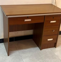 ميز مكتبي • للبيع