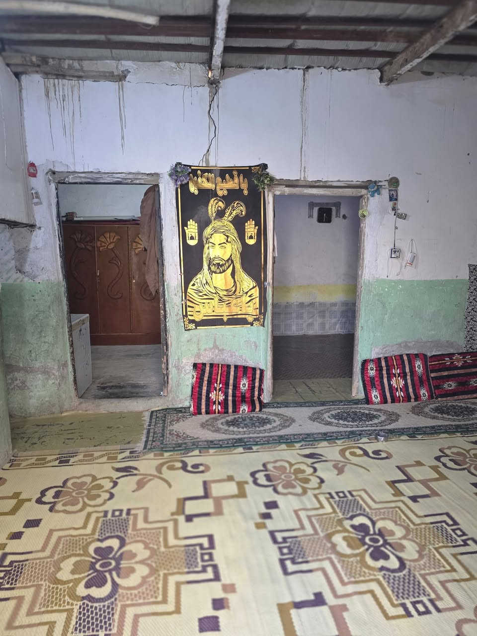 بيت تجاوز للبيع عنوان الاسكان الصناعي على شارع المشايه ثاني بيت عن الشارع كافة الخدمات ماي كهرباء مجاري مدارس مولد بناء غرفتين وصاله ومطبخ وصحيات بيت كلش مرتب السعر 12 ملاحظه على الماسنجر مامتواجد فقط انتصال او واتساب *********** ابو طيبه
