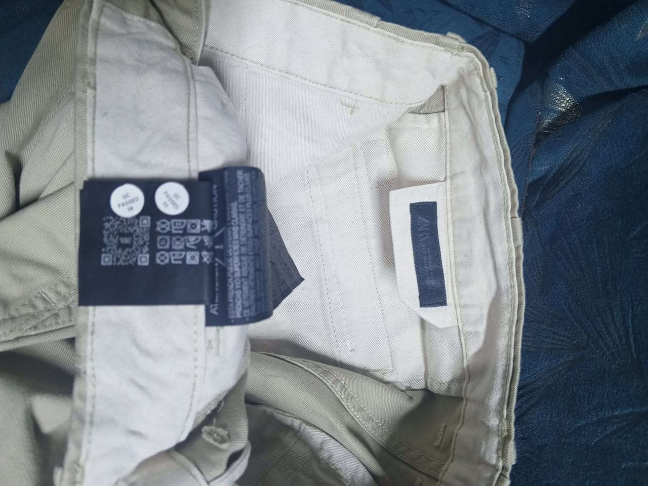 بنطلون ZARA MAN أصلي 100% 🔥
​البراند: زارا (ZARA) الغني عن التعريف.
​الصناعة: صنع في بنغلاديش (الإنتاج الرسمي الأصلي 🇧🇩).
​المقاس: EUR 44 / USA 34.
​القصة والأبعاد: الطول 110 سم | عرض الحجل 25 سم (قصة مريحة وعريضة مريحة باللبس).
​اللون والحالة: بيج مميز وراقي، نظيف جداً وبحالة الوكالة.


**إذا كنت صاحب هذا الإعلان وتريد حذفه لأي سبب، رجاءا أرسل رسالة إلى الدعم الفني**
