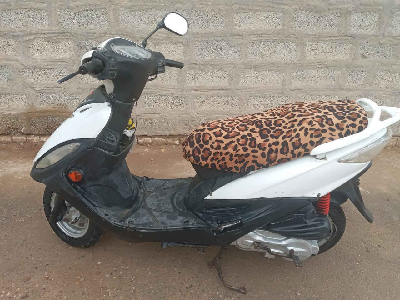 دراجه البيع سعر ٢٥٠ وبيها مجال 
***********
