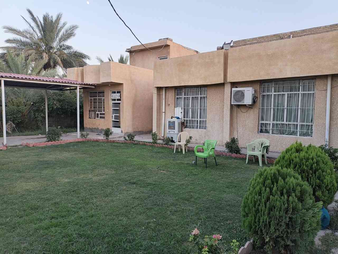 عقار ملك صرف للبيع السند 500م واقع الحال 1000م يحتوي على ثلاث منازل المنزل الاول 450م يحتوي على خمس غرف نوم واستقبال كبير 12م ومشتمل سند 50م واقع حال 100م ومنزل 120م واقع حال 

العنوان / ابو غريب/دول الخيول/ خلف مجمع اسد بابل 
التواصل:: ***********
