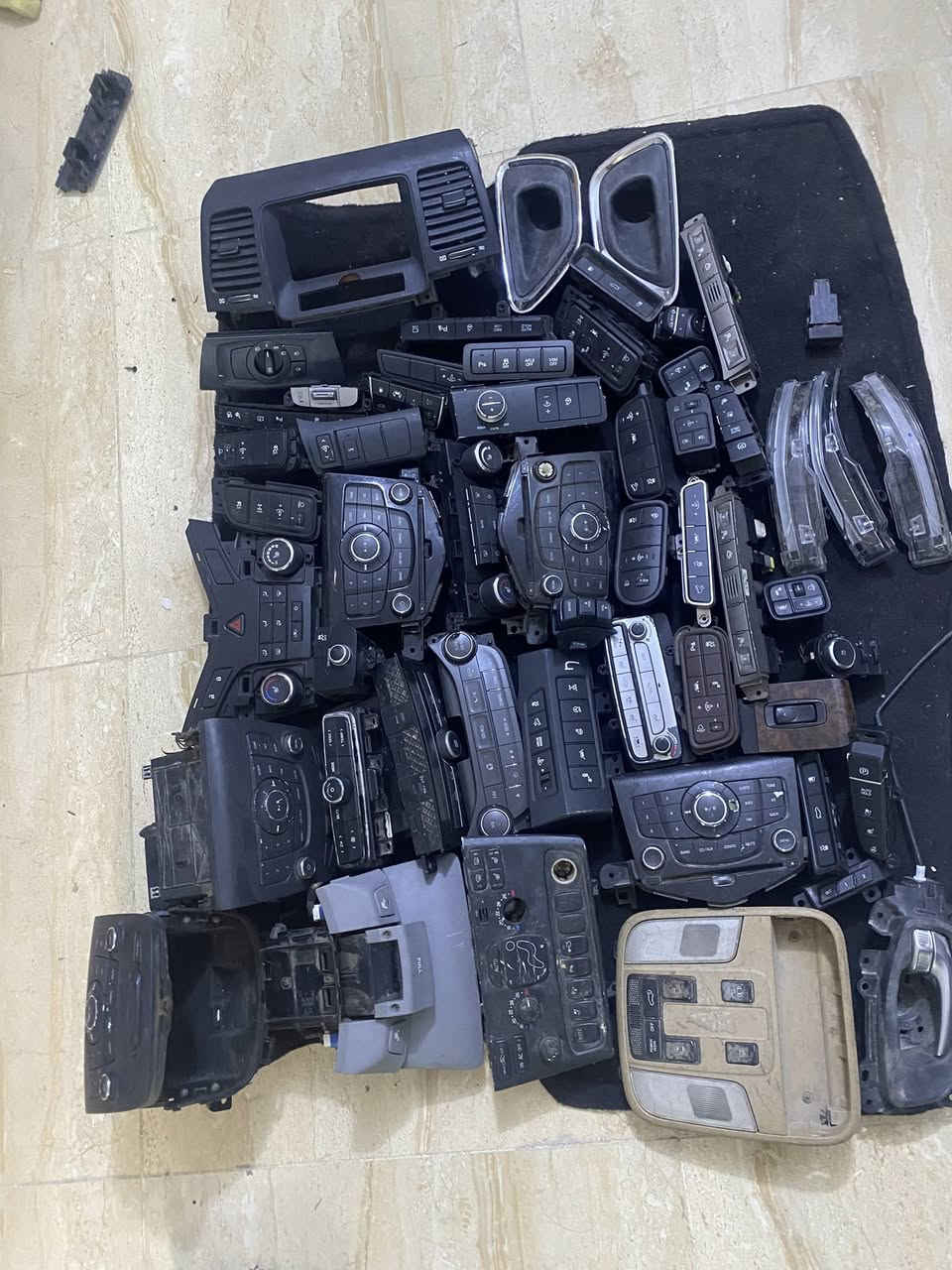 سلام عليكم للبيع شلع ٥٥ قطعة بسعر ١٥٠ قفل قفل مكاني بغداد العبيدي رقم هاتف *********** بي واتساب

