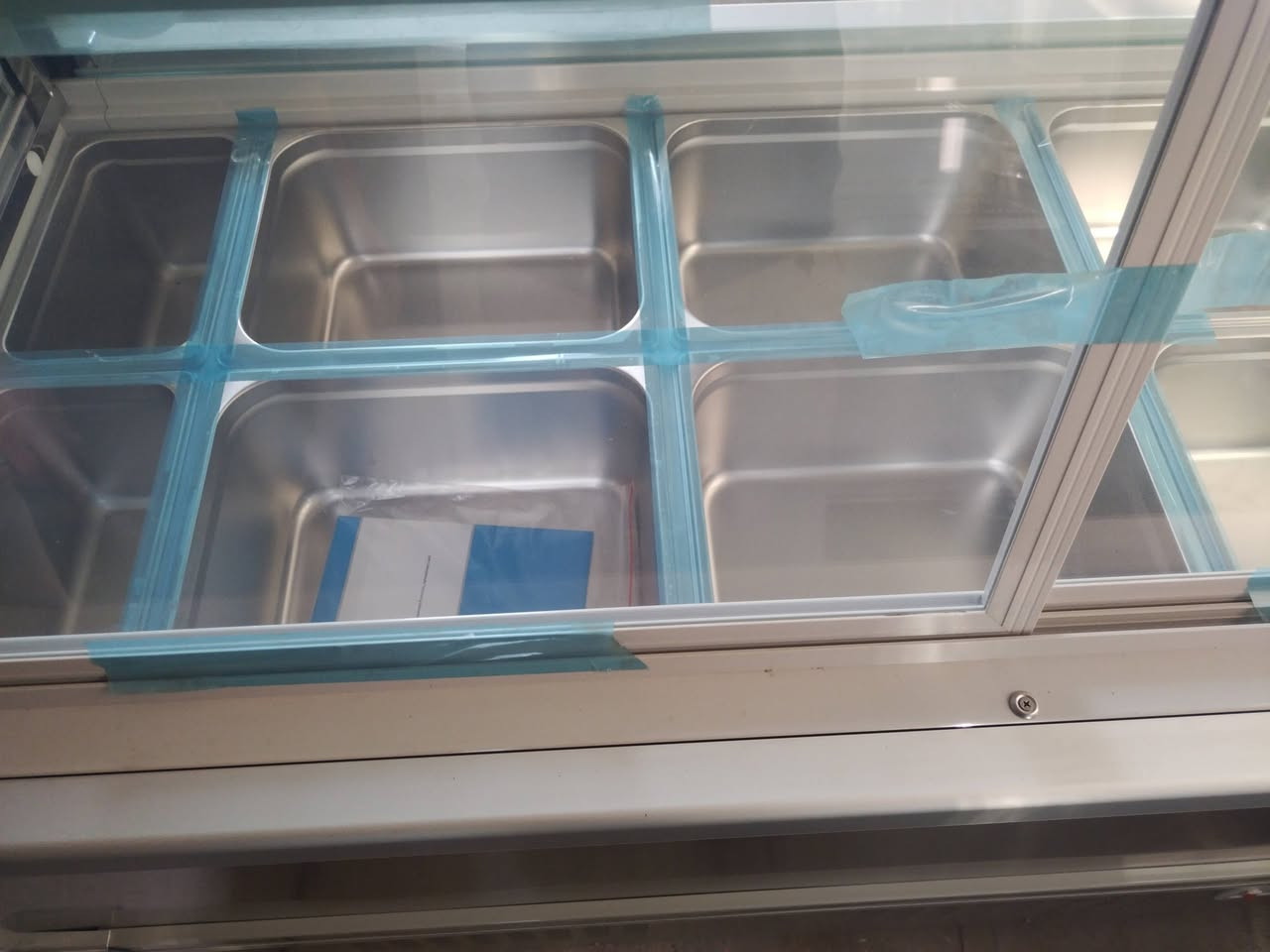 عارضة مقبلات جديدة بعدها ممفتوحه للبيع مكاني بغداد ألوزيرية
***********
