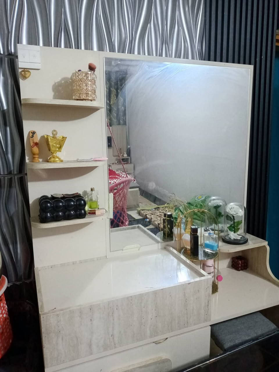 عيني جنت عارضها بـ مليون 500
هسه تم تغير سعر رايدها مليـون 200 لن متوازي ع بيتها كلش *********** الحولي مقابل مستشفى الكفيل
