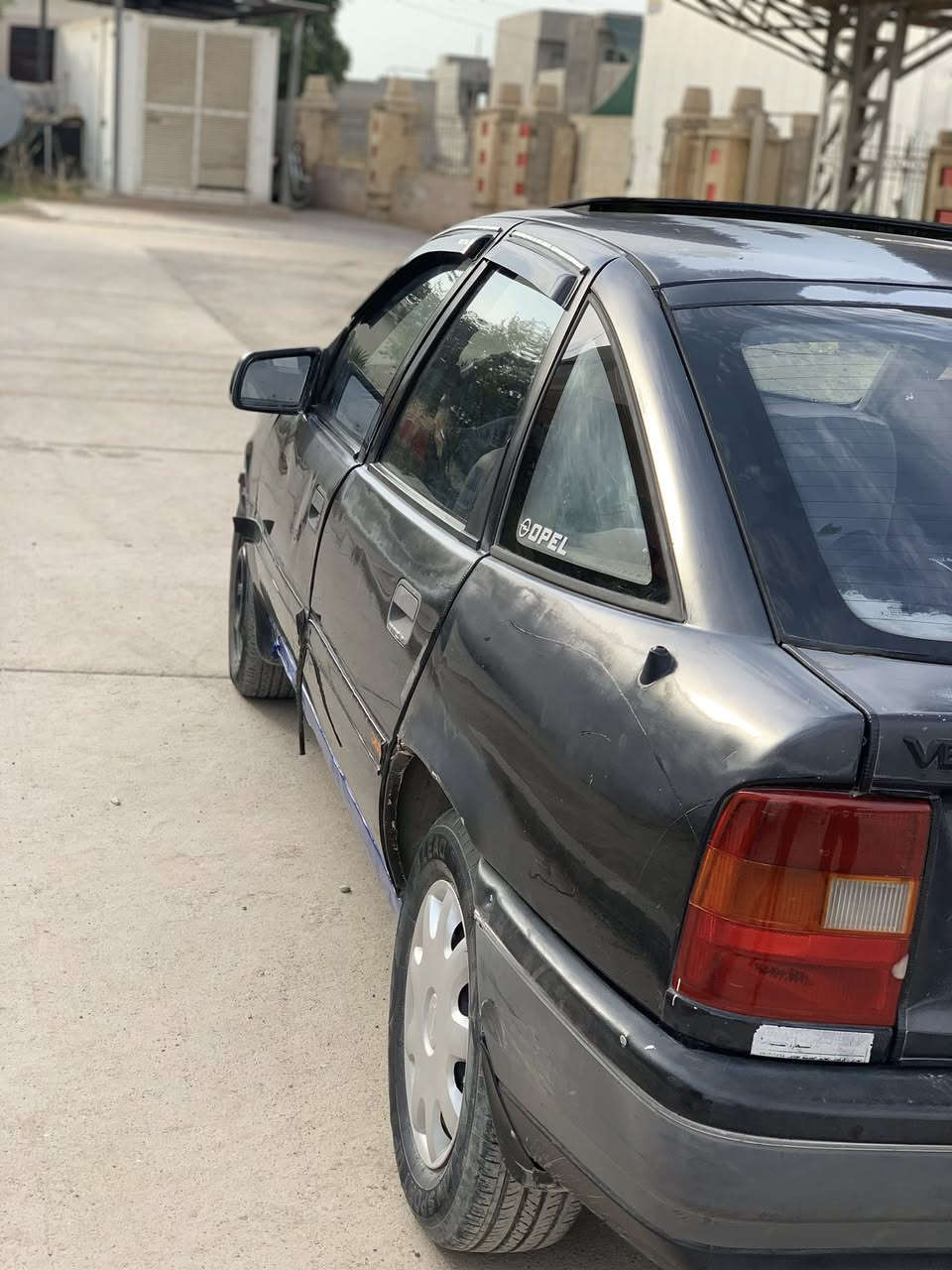 فكتره حجم 18 نضيفه
سنويه عاج منتهي 2021
محرك كير شرط 
سياره نضيفة ما ناقصها شي
السعر 30 وبيها مجال
اتصل [***********]
