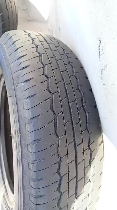 سلام عليكم تخم تاير دلوب للبيع نضافه 80 بالميه بس واحد بيه ركعه نتاج نهايه ال 24 سعر 220وبيهن  مجال قليل رقم تلفوني ***********
