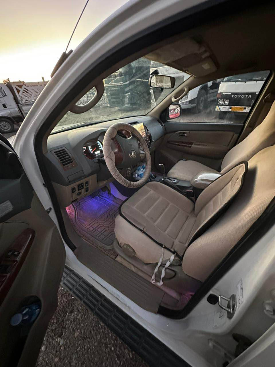 سلام عليكم تيويتا فورجنر للبيع موديل 2013 
كير مكينه تبريد تدفئه شرط ✅
سنويه بأسمي 2028 جديد دفتر بانزين بي ✅ 
سياره حيل جديد نضيف كلش ✅ 
بيه ملاحضه كلش صغير جوا لايت اقل من شبر تكحيل وبيه جوا باب بنزين رصعه فقط 
سياره ماشي 249الف حقيقي ✅ 
العنوان كركوك رقم هاتف *********** كركوك, العراق
