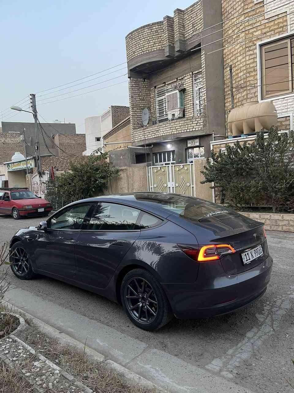 تسلا مودل 3
مديل 2023
ماشية ٣٠ الف كيلو مو ميل
تك ماطور اون لاين اخر تحديث السيارة
حادث سيارة موضح ب صور كل القطع مبدلات لون بدون صبغ عدة جاملغ الخلفي اليمنة بي كلير اثر شخوط موضح ب صور وصبغ ربع التكمة فقط
رقم بغداد باسمي السعر ١٥٥وبيها مجال 
***********
