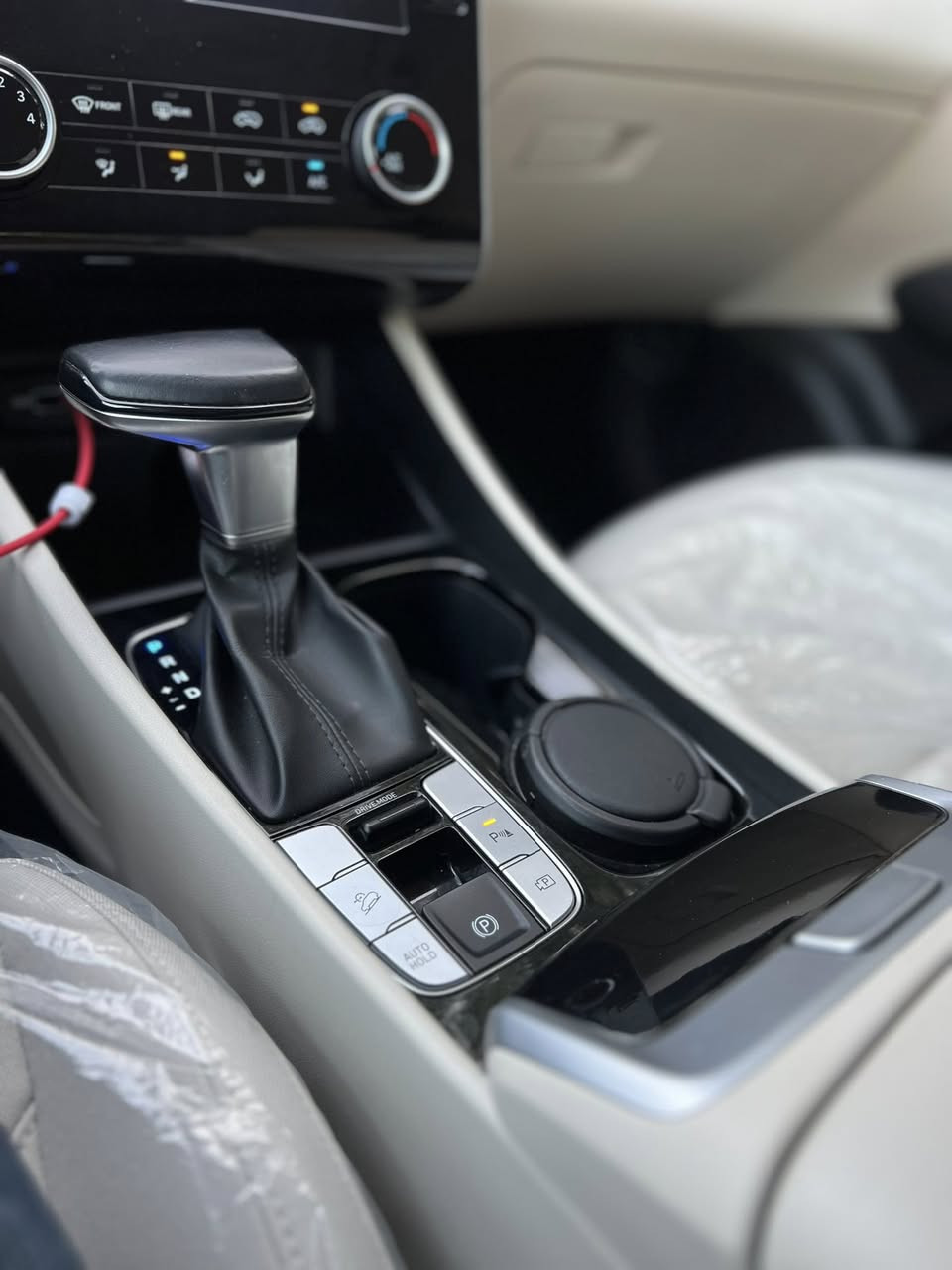 السلام عليكم 
النوع :هونداي توسان (خليجي) 
* ضمان الشركة الاولى 
الموديل : 2024
الرقم : بغداد (بأسمي ) 
عداد المسافه : 30 الف 
السياره : كفاله عامه مابيه اي ملاحظه 
* مرفق السونار مع الصور 
المواصفات : فول 1/1 (عد البنوراما) 
العنوان : بغداد - السيدية 
السعر :  218 ورقه وبيه مجال 
باقي التفاصيل الاتصال ؏ الرقم او واتساب
***********
