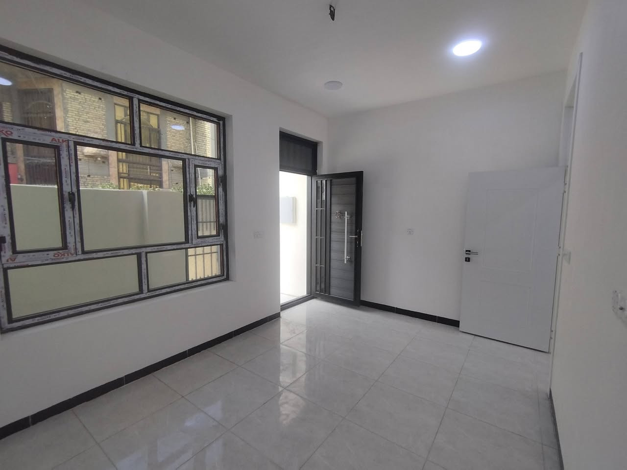 مشتمل للبيع طابو صرف المساحة 50 م بناء حديث يسكن بعد يقع في الثعالبة الاولى التسعتالاف قرب شارع حمواربي موقع ممتاز يحتوي على 2غرف نوم و2 خدمات اضلاع مستقلة للاستفسار على الخاص او الاتصال على ***********
