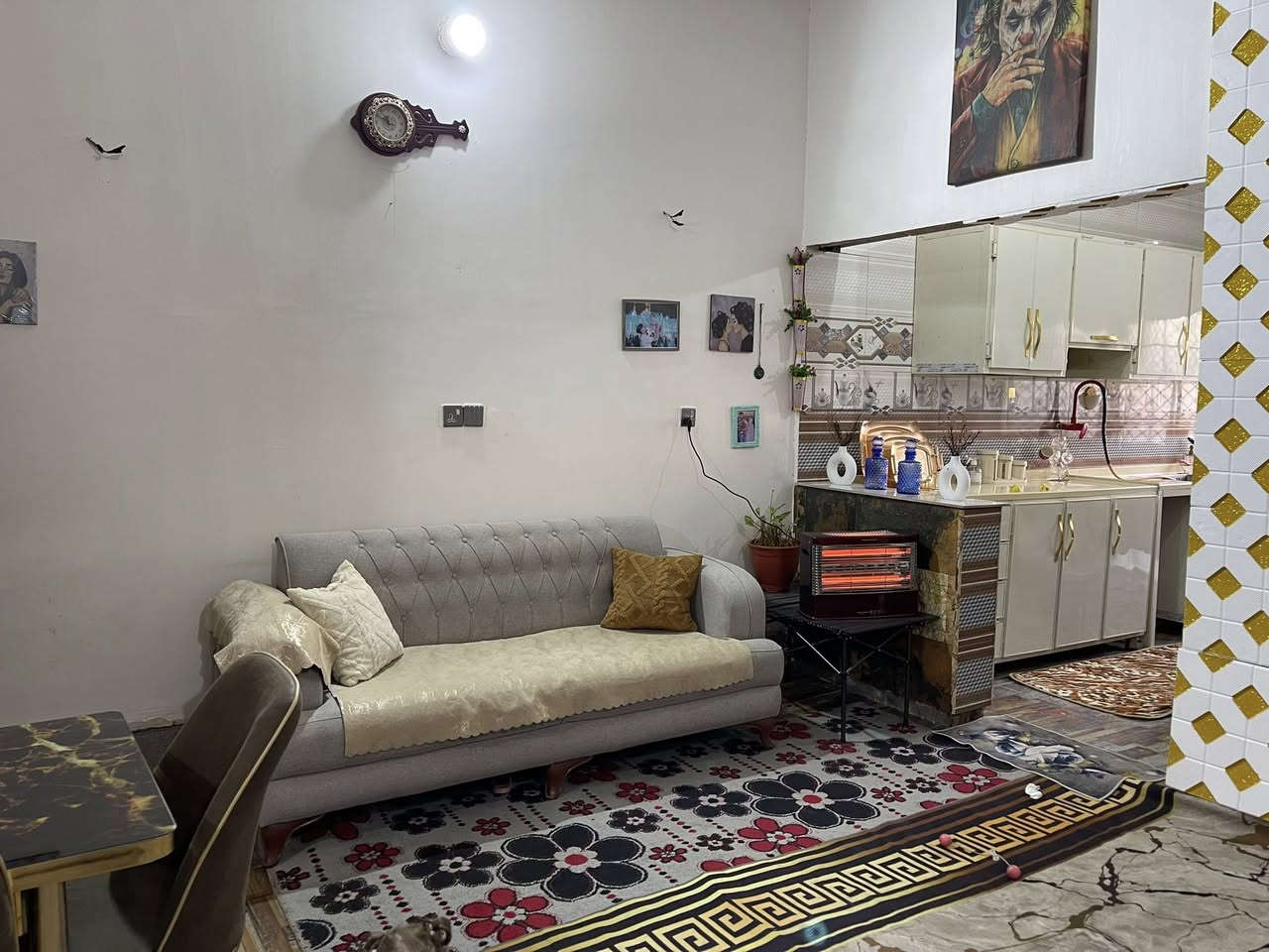 السلام عليكم بيت للبيع المساحه ١٢٥م يتكون من مضيف وهول و وغرفه ومطبخ وحمامات داخليه وخارجيه ومنور وطارمه  كل الخدمات متوفره حي رشيد قرب المولده الخاص مغلق غير متواجد ع الفيس هذا رقمي ***********
