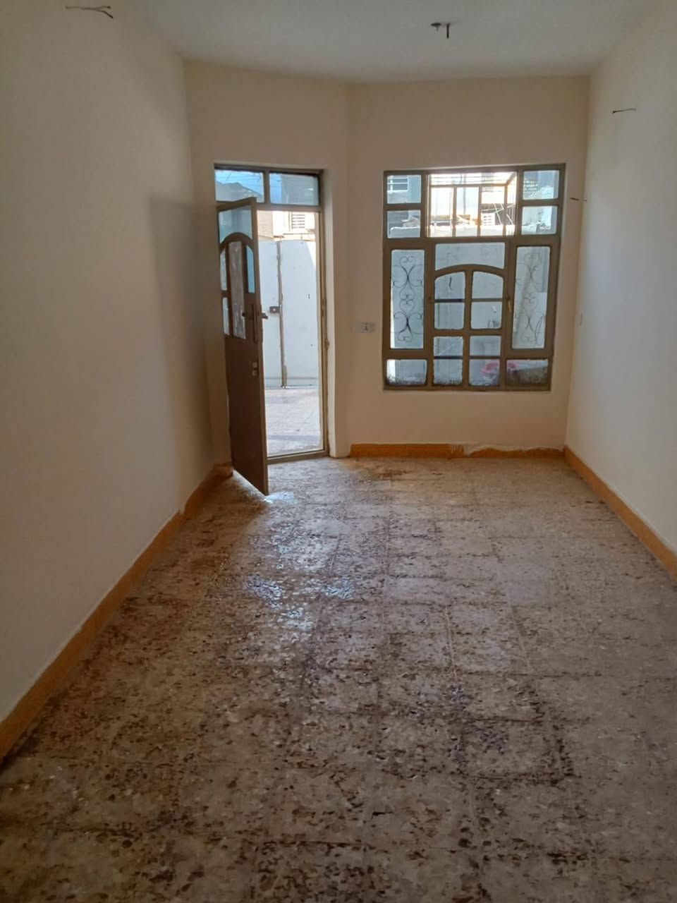 بيت مساحة ١٠٠ متر 
كامل يحتوي على طابقين اطابق الاول استقبال و مطبخ و غرفة  و هول و منور و صحيات داخليه و خارجيه 
الطابق الثاني غرفه و حمام 
بيت جديد و كامل 
عنوانه العبيدي - الكفائات 
للاستفسار ***********
