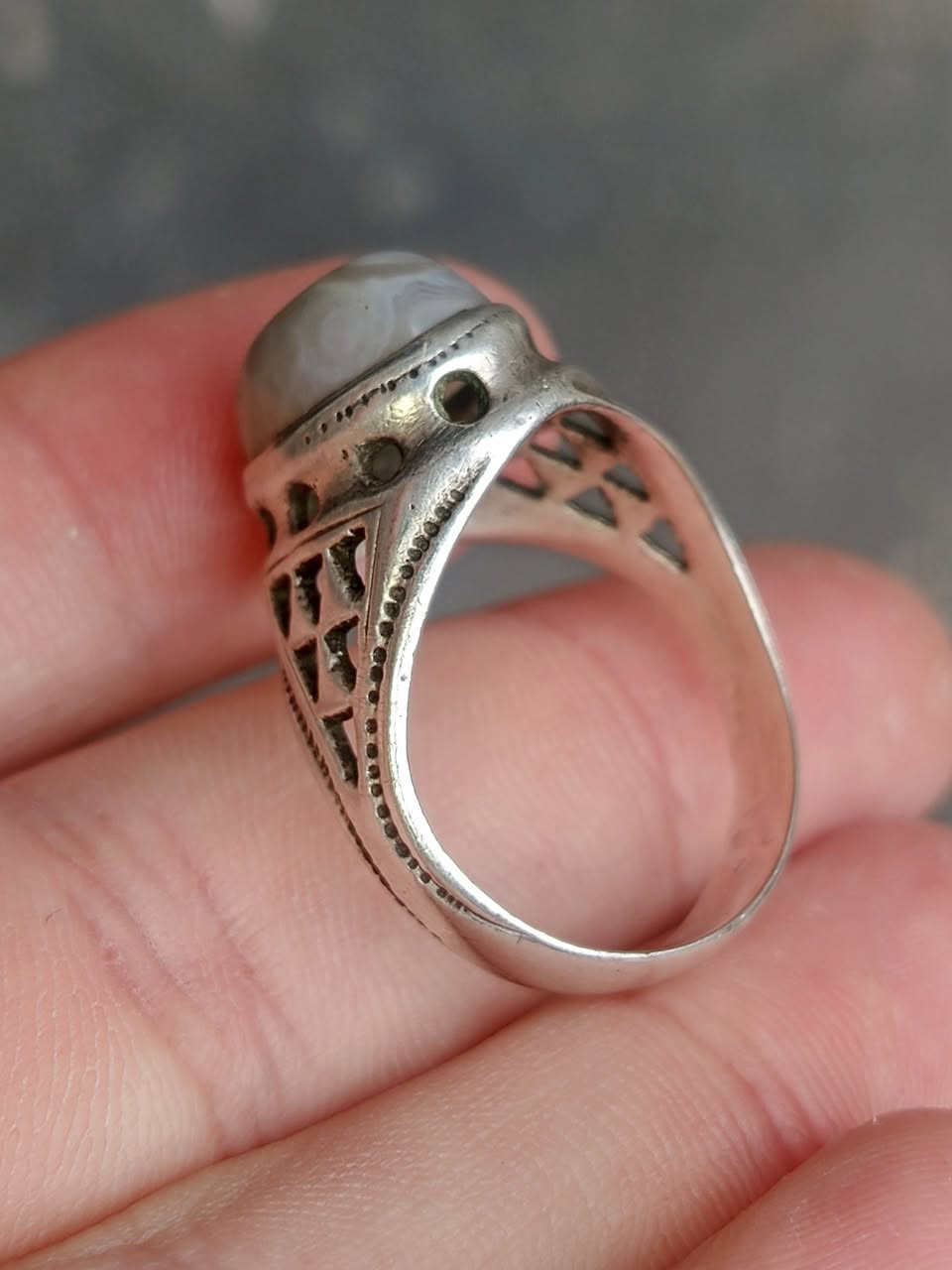 خاتم سليماني رصاصي معطف قطعة روعة خام قديم مشروط صياغة يدوي مرتبة فضة ٩٢٥ سعر جدا مناسب ❤
حجز وتفاصيل أكثر خاص او واتساب ***********🌹
وموجود عندي كل انواع الاحجار والمحابس الفضة والنحاس.
