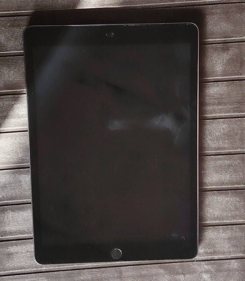 ايباد 9نضيف للبيع مع كامل ملحقاته سعر325وبي مجال تواصل خاص او ع رقم ***********
