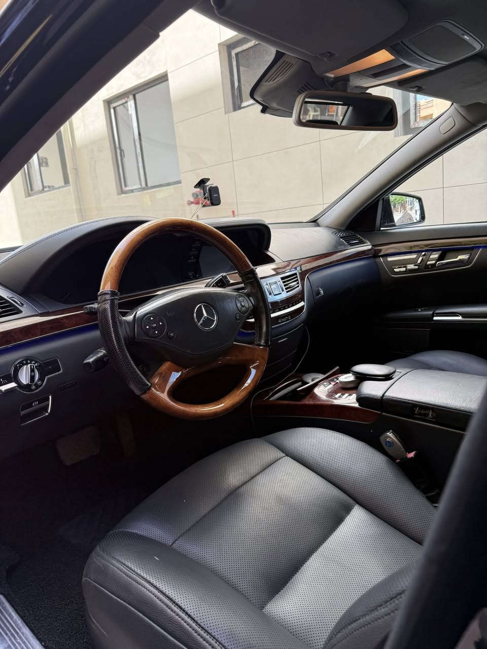 مرسيدس بنز S350 بلوتيك (V6 ديزل)
بسم الله الرحمن الرحيم
• الموديل: 2012
• التحويل والغرامات: بشرط، باسمي الشخصي.
• الاستخدام: السيارة مو مالت معرض، صار لها 5 سنوات عدنا.
• البودي (الصبغ): نصف باب وجرح (طخة صغيرة) بالجاملغ مصبوغ على كشر (على الشخط).
• المحرك والكير: بشرط الفحص.
• المواصفات والاضافات:
• أبواب شفط.
• كراسي (تدمير) بارد، حار، ومساج.
• نظام صوت هارمان كاردون (Harman Kardon).
• دبل لاني (هايدروليك) شغال ومضبوط 100% يرفع وينزل.
• نايت فيجن (كاميرا ليلية/ناضور).
• حساسات وكاميرا.
• رادار وتحديد مسار (خط الشارع).
• السعر: 189 ورقة ($18,900) وبيها مجال قليل.
• رقم الهاتف: ***********
