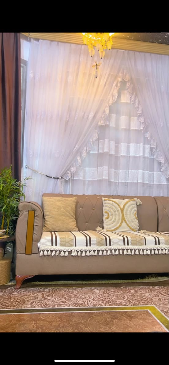 السلام عليكم دار سكني 100 متر /5*20 طابق ونص الغرفة الفوك سندويج ماء ثلاث خطوط منطقة مبلطة كامل من كلشي ومنطقة نضيفة ومرتبة المعسكر شارع مضيف السواعد خلف الصحفين الفرع المقابل اسواق ابو سحر / السعر 90 وبي مجال بسيط /***********صاحب الدار
