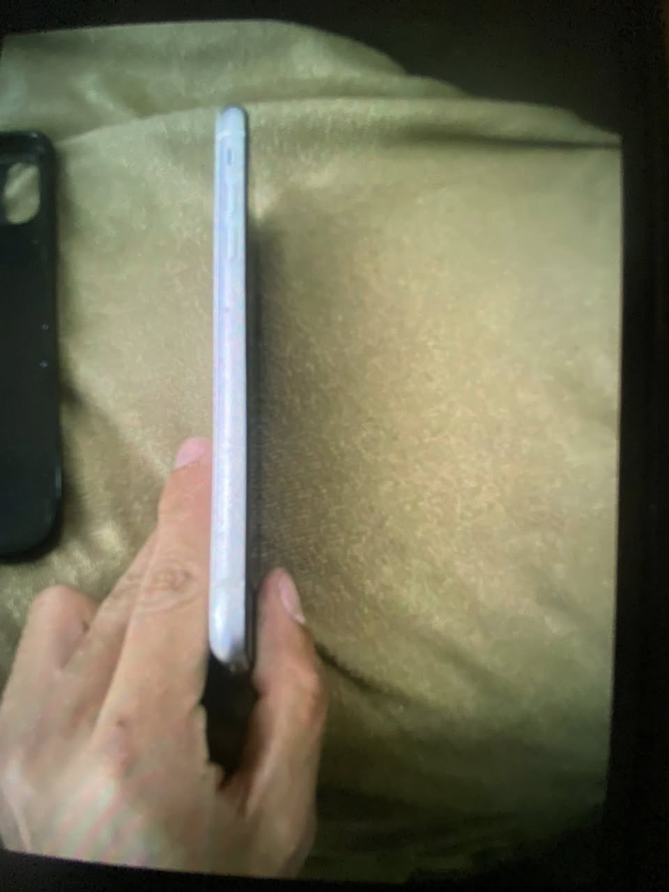 السلام عليكم تلفون ايفون١١عادي للبيع ممفتوح ابد بي فطر بلضهر  شوفه إذا مفتوح السعر ٢٠٠وبي مجال التواصل *********** مستعجل على بيعته
