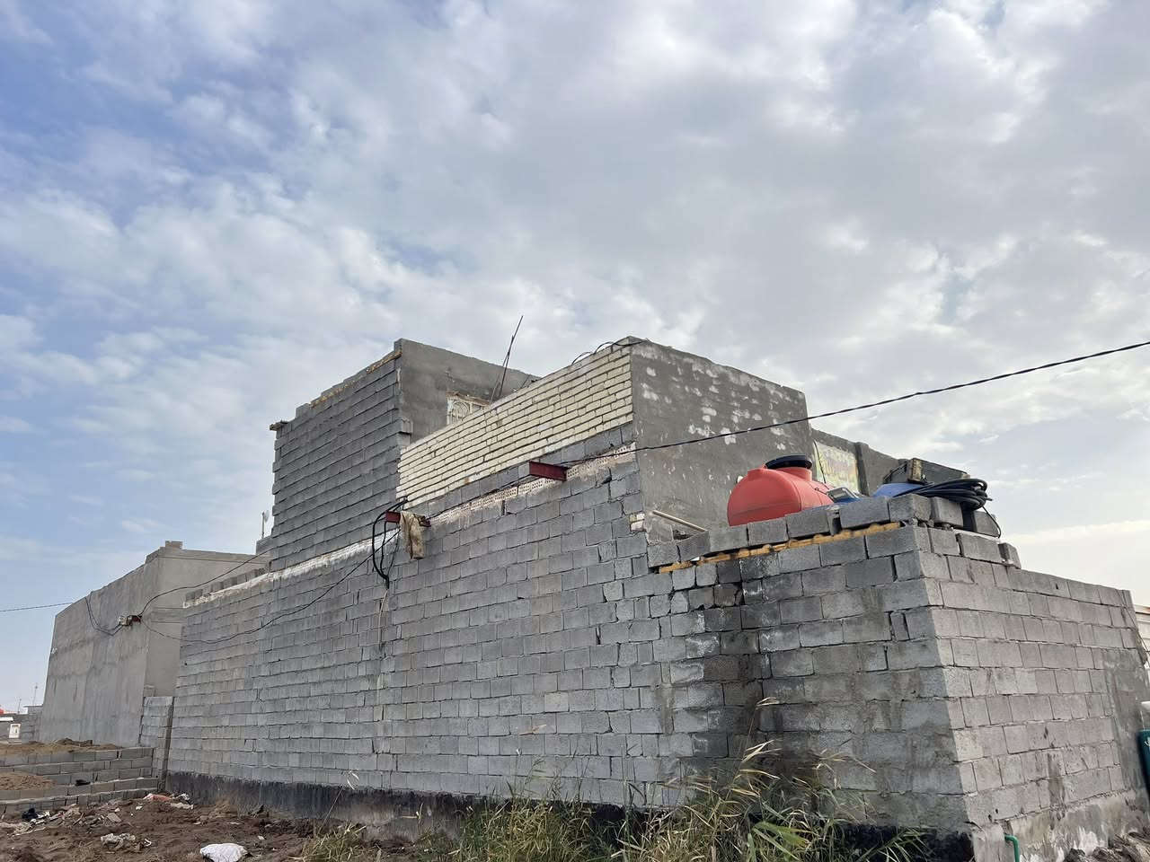 السلام عليكم بيت مساحه 150يتكون من (٤)غرف نوم ٢فوق ٢جوه صاله مطبق وستقبال وصحيات بيت جاهز ماناقص اي شي سيراميك بورسلين كهرباء و ماء وانترنيت خلف ملعب هشام يبعد عن شارع الصيني ٣٠٠متر الشارع ١٠متر  
الاستفسار. 

***********
