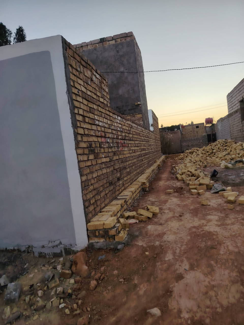 سلام عليكم بيت للبيع مكانه كوفه شارع الحوزه المساحه 100 متر اساس صب كونكريت البناء طابوق السقف اعكاده يحتوي على غرفه وصاله ومطبخ وتخاريج بناء جديد السعر 22 وبي مجال للاستفسار ***********
