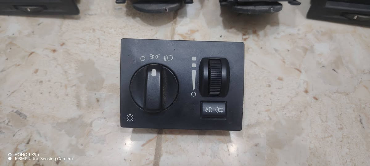 سلام عليكم 
تحكم جام مال السايق ومال الصدر اوباما 2007
وچوك مال الايت  ب50الف
 
فيشة فيت بم اصلية مال گصه جديده ب10
مراية وسطية مال اوباما ب15
عنواني نجف ***********
