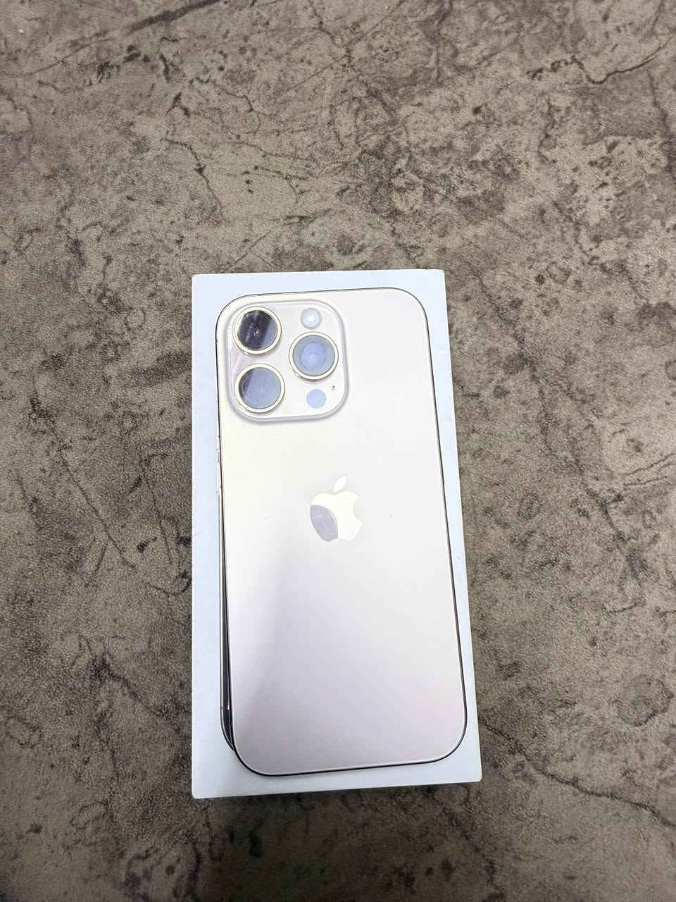 آيفون 16برو 
مستعمل حاله جيده كامل هوه والشاحنه والكارتونه 
ذاكره 256 مشحون 42 البطاريه 100 شخط مالي 
نموذجM  السعر 1350000
للتواصل علا هاذه الرقم ***********
المكان بغداد الغزالية
