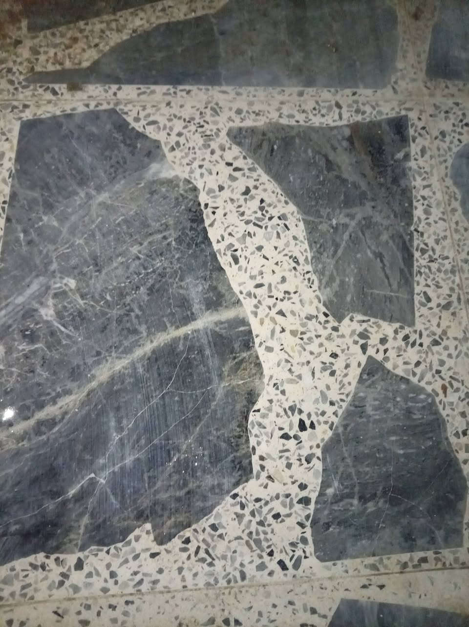 السلام عليكم عندي 400كاشي للبيع40×40 العنوان موصل جانب ايسر رقم وتساب ***********
