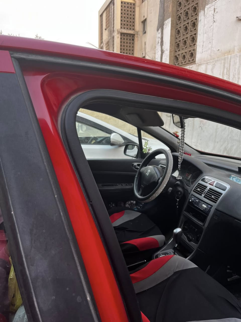 السلام عليكم 
بيجو فرنسي ٣٠٧
موديل ٢٠٠٦ 
السعر ٥٠ بيها مجال
الاتصال ع رقم ***********
