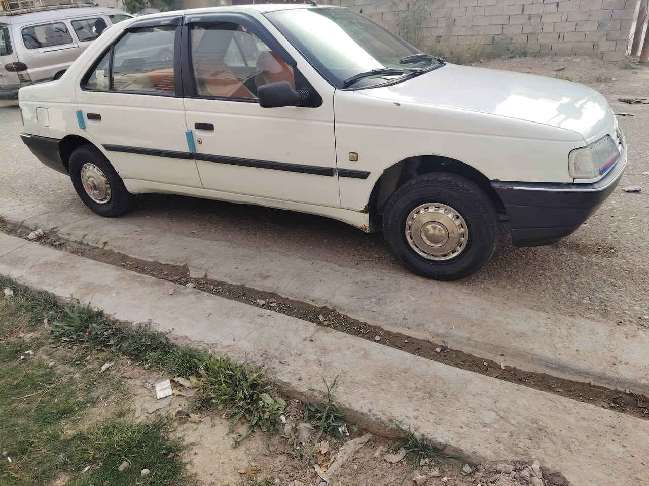السلام عليكم للبيع بيجو روا موديل ١٠ تبريد سياره جاهزه محرك كير خير من الله كهربايات كله شغال مكاني ديالى خان بني سعد السعر ٣٥ وبيهة مجال ***********
