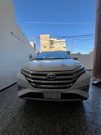 سيارة تويوتا راش ٢٠٢٠ ابيض اللون ٧ راكب تدفئة تبريد كفالة كير ومحرك كي...