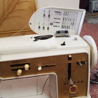 مكينة نوع singer   باب اول نضيفه جداً جداً  ونقشات واوفر   وياها ملحقا...