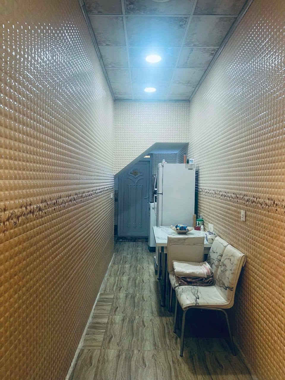 تحيه طيبه ومباركه بيت للبيع موقع المربع الذهبي للمنطقه الموقع بالضبط الفرع الي بعد جامع المهيمن بيت جاهز بناء درجه اولى مو تجاري  سند زهور مساحه 100م واجهه 5م كراج يفوت بيه سياره عاليه مثل سنتافي متكون البيت من استقبال وهول ومنور وغرفه واحده وحمامات بالطابق الأول وطابق الثاني غرفتين نوم مع بلكونه البيت طابق ونص السعر 125 مليون وبيه مجال جدا بسيط البيت بناء سنه 2020  رقم موبايل ***********  وتحياتي
