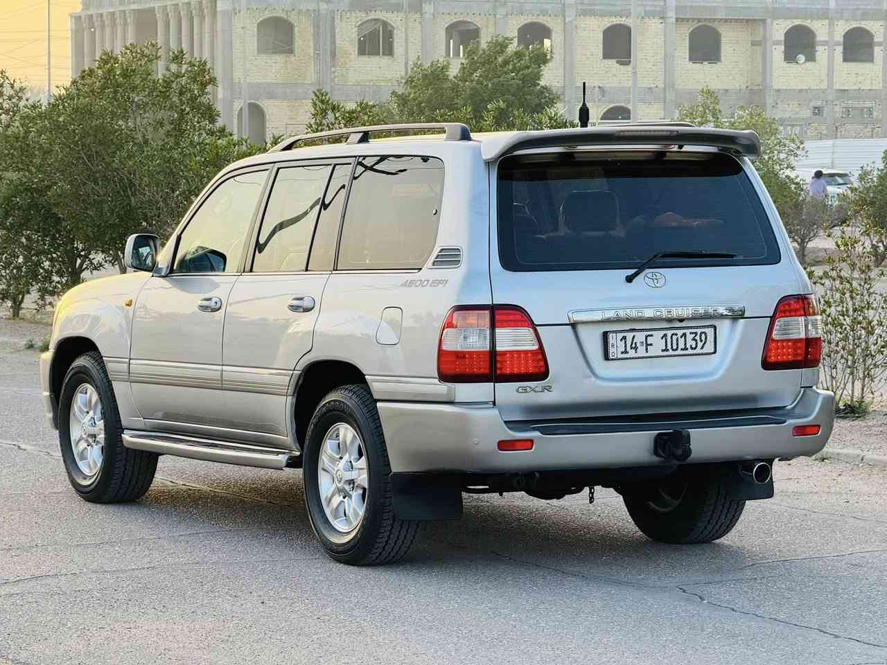 سلام عليكم تيوتا لانكروز 2007 فول مواصفات 1/1 خليجي الكويتي
مكفوله كافه الاصواليات والضربه فقط رش بنيد وجاملغ طخه بسيطه جدا بدون اي ضرر داخلي سياره جديدا معنى الكلمه  داخل عسلي صاج  ثلاجه داخليه 7راكب 3قطع تبريد ثلج شاشه كامره زراكات لايت رقم بصره الدولي سنويه وهزه 2031 جاهزه مكينه وكير وحداديه وتخم تاير اي نقص مابيه 
دبل تانكي منضومه غاز  تعمل السياره بالغاز والبانزين السعر 165$ عنواني البصره الاستسفسار ***********
