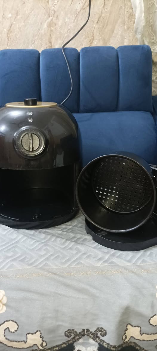 سلام عليكم قلايه هوائيه للبيع قلايه نضيفه ومرتبه بيه عيب بصيط بس هاي الدكمه الي بل يده ما هيه تواصل واتساب فقط ***********
