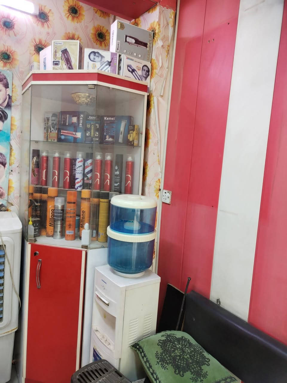 متاح محل حلاقه كامل مكمل بس تجي تشتغل شغل خير من الله مكان  كركوك حي العسكري قرب صيدليه كردستان ***********
