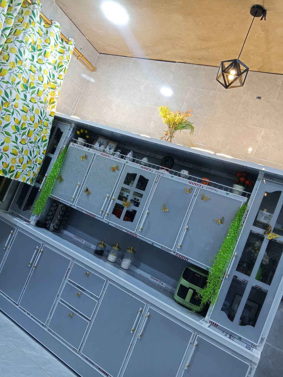 بيت للبيع بلكرادة ع شارع قريب البنجرجي مساحة 250م بناء بلوك بناء حديث صار اربع اشهر منخلص البيت مساحة واسعة غرفتين وصالة وكليدور ومطبخ وصحيات وسطح عدد 3وبيتونة جبيرة وحديقة وكراج جبير سيارتين تصير بي استفسار ***********
