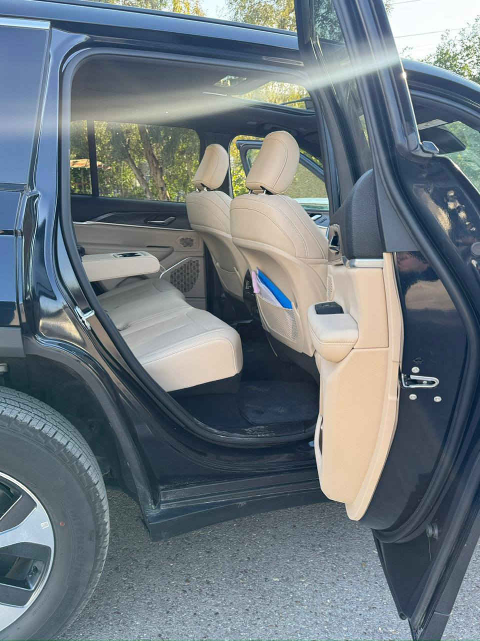 لسلام عليكم 
جيب كراند شيروكي 4Xeهايبرد+ بانزين + شحن  وارد امريكي 2024 
 بدون ايرباك 
الحادث چاملغ ايسر وطرف البنيد وچاملغ عكس السايق انطخ بالنقل وهم انصبغ ع كده
صور امريكا موجوده
🔴 حساسات خلفية
🔴 ‏‎حساسات جانبيه بالمري
🔴 خمسة راكب 
🔴 رادار 360 درجة 
🔴  تحديد مسار 
🔴 حساسات خلفية امامية 
🔴  تبريد قطعتين 
🔴 ️خمس انضمة قيادة 
🔴 بانوراما 
🔴 دفع رباعي. 
🔴 كير ماوس مع وضعيات القياده المختلفه للجبال والطرق الوعره والرمال والطين
🔴 شفتات ستيرن 
🔴 هاند بريك بصمه 
🔴 ️مقود جلد + تدفئة 
🔴 شفتات ستيرن
مواصفات 
1️⃣ لايتات لد 
2️⃣ هيترات في الكشن 
3️⃣ شاشات دجتل 
4️⃣ كراسي خزن ميموري  
5️⃣ سستم صوت ALPINEو دمام خلفي بلادي 
6️⃣ تشغيل عن بعد
7️⃣ نظام محاكاة العجلة الذكي 
8️⃣ نظام ملاحة 
9️⃣ نظام قيادة ذاتية بريك امامي خلفي اوتو (توقف ذاتي عند السهو)
🔟داخل مميز لون بيجي 
السعر 33000وبيها مجال 
ماشيه ١٢ الف
رقم بغداد
موجوده بغداد / العامريه
للتواصل 
***********
