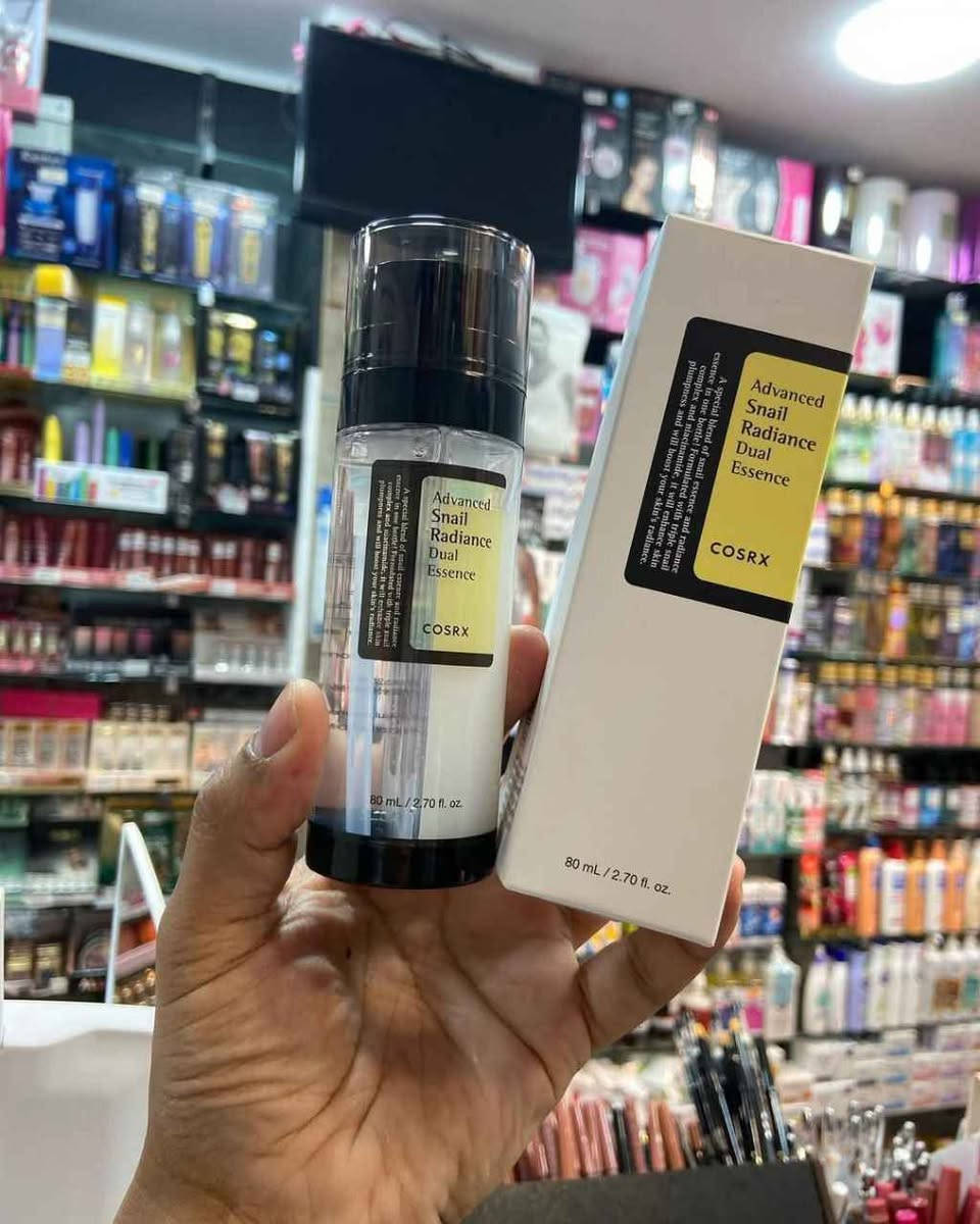 ✨سيروم كوزركس Advanced Snail Radiance Dual Essence  COSRX. سيروم مزدوج يجمع بين فوائد مستخلص الحلزون ومكونات تعزيز النضارة في عبوة واحدة. يجمع بين موسين الحلزون والنياسيناميد لتعزيز نضارة البشرة ومرونتها يعمل على ترطيب البشرة بعمق وتوحيد لونها.يأتي بحجم 80 مل.تتميز تركيبته بأنها سريعة الامتصاص ولا تترك ملمساً لزجاً.

✅ والفوائد الرئيسية:-
✔️تركيبة مزدوجة يحتوي المنتج على أنبوبتين داخليتين تضخان السيروم معاً عند الاستخدام؛ إحداهما توفر المرونة والترطيب، والأخرى تعزز نضارة وإشراق البشرة.
مركب الحلزون الثلاثي (74.3%): يجمع بين ثلاثة أنواع من مخاط الحلزون (الأرضي، والأسود، والذهبي) لترطيب البشرة بعمق وتحسين مرونتها.
✔️النياسيناميد (5%) يعمل على تفتيح لون البشرة، وتقليل البقع الداكنة، وتقوية حاجز الجلد.
✔️الترطيب والامتلاء يساعد السيروم على جعل البشرة تبدو ممتلئة وصحية، كما يعالج الجفاف والخشونة دون ترك ملمس لزج.
#الاصلي المنشأ كوريا 🇰🇷💯
السعر 12 الف
🚘 يوجد خدمة توصيل لجميع محافظات العراق ٤ الاف 🚘 بغداد, العراق


**إذا كنت صاحب هذا الإعلان وتريد حذفه لأي سبب، رجاءا أرسل رسالة إلى الدعم الفني**