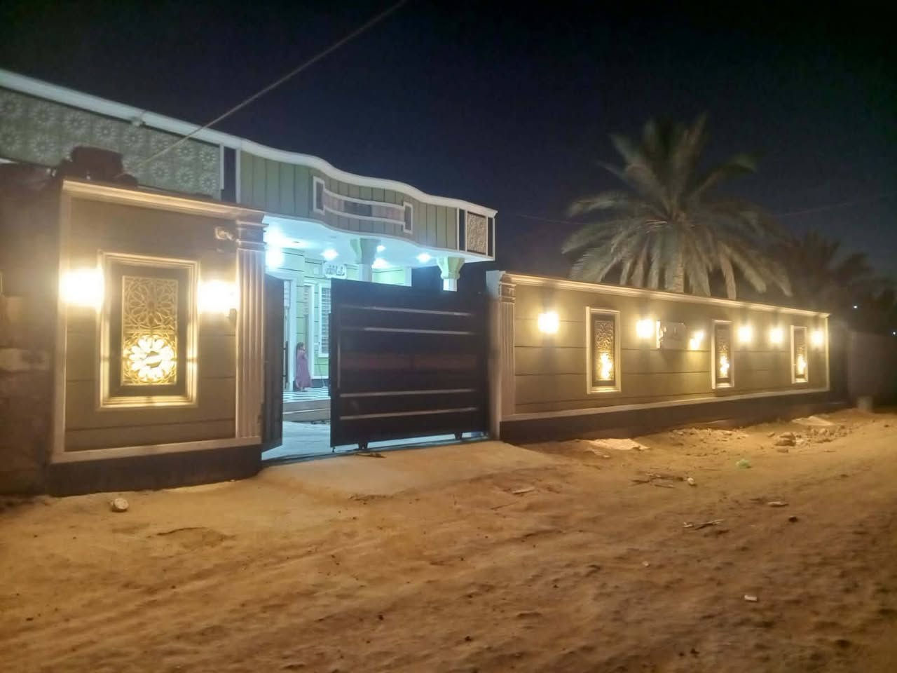 بيت للبيع
المساحه الارض ٥٥٠ متر 
مع دار ٣٠٠ متر 
يحتوي على غرف نوم عدد ٢
صاله عدد ٢
استقبال 
ومطبخ عدد ٢ 
نوع العقار طابو سند ٢٥ 
السعر ١٩٠على شارع بغداد يا معود 138 ***********
***********
