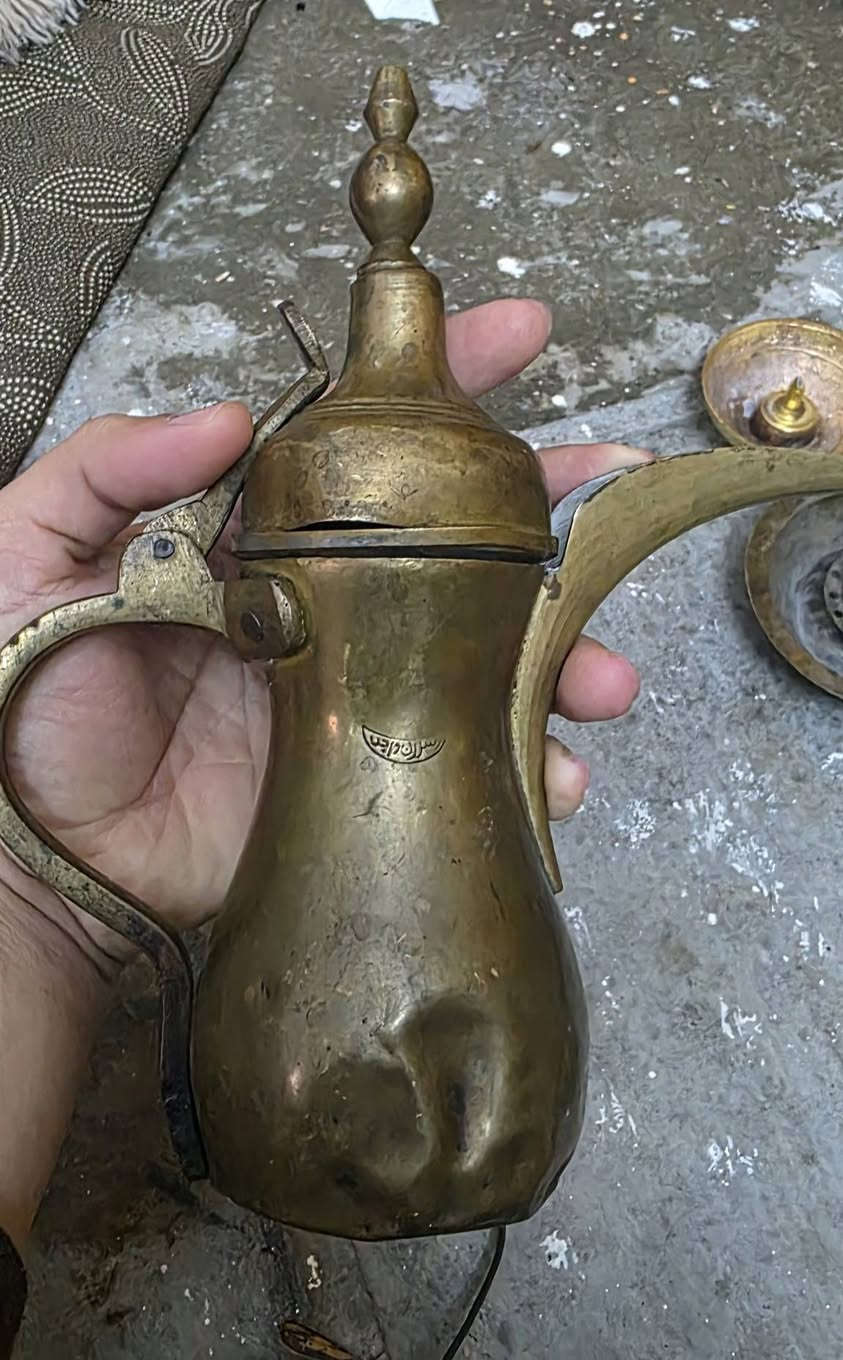 ياالله ٤٠ قطعه تحف قديمات مو جديد اخوان كله قديم شغلات ثكيله ٤٠ قطعه سعرهن عل خاص مكاني بغداد ماعدي توصيل ***********
