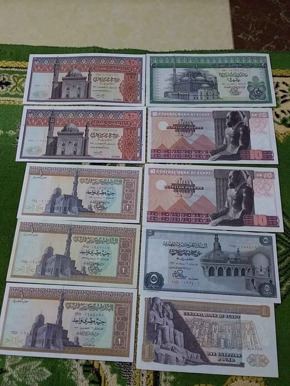 يوجد عمله قديمه للبيع نظيفه 
رقم ***********
