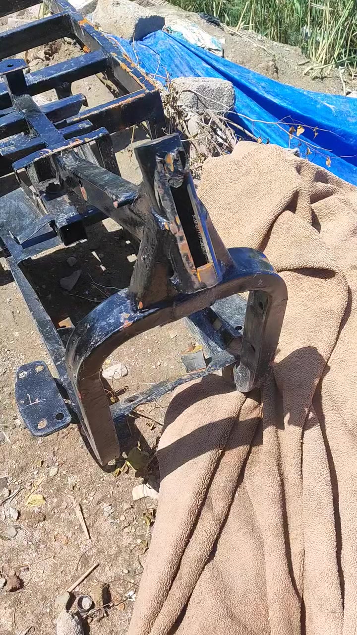 سلام عليكم شباب شاصي ادوات للبيع شاص نظيف مصبوغ وكامل المكان البصره قضاء المدينه رقم ***********
