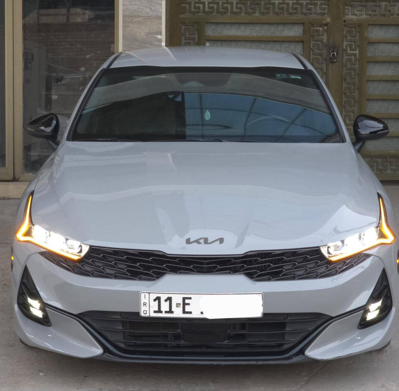 للبيع او مراوس حسب القناعه
عندي K5 GT-Line موديل 2024، تو ويل 
لون سمنتي بدون ايرباك
ماشية فقط 13 آلاف ميل (اخت الزيرو)، 
حره باسمي رقمها بغداد الجديد 

📌 المواصفات:
• محرك 1600 تيربو اقتصادي وقوي
• تشغيل بصمة + تشغيل عن بعد
• شحن لاسلكي للهاتف
• شاشة كبيرة 
• رادار جانبي وخلفي + مراقبة النقطة العمياء
• رادار الخطوط + قيادة ذاتية عالخطوط
• مقاعد جلد اسود + كرسي كهرباء
• ستيرن حرف D + كير أوتو وعادي
• أنظمة قيادة (Smart - Normal - Sport - Custom)
• مانع انزلاق + نظام ABS
• AUTO HOLD + AUTO BRAKE
• شاشة أعطال + كشافات أمامية + لايتات LED ثلاث عدسات
• نظام ملاحة + خرائط مدمجة
• حساسات كفرات + إشارات مرايات
• أندرويد أوتو وايرلس + AUX + USB + بلوتوث
• تحكم كامل من الستيرن
• ويل كروم لون مميز
• بدون بانوراما 

🚗 الحالة:
[  ]  • ماشية: 13 آلاف ميل  فقط
• الضرر: قبغ الصندوق مصبوغ وجاملغ الخلفي بي بارد، 
• بدون إيرباك
شرط تفحص سونار وين متريد 
📍 الموقع: بغداد - الكراده
السعر  💸 
(205$) وبيها مجال 

للاستفسار ***********
