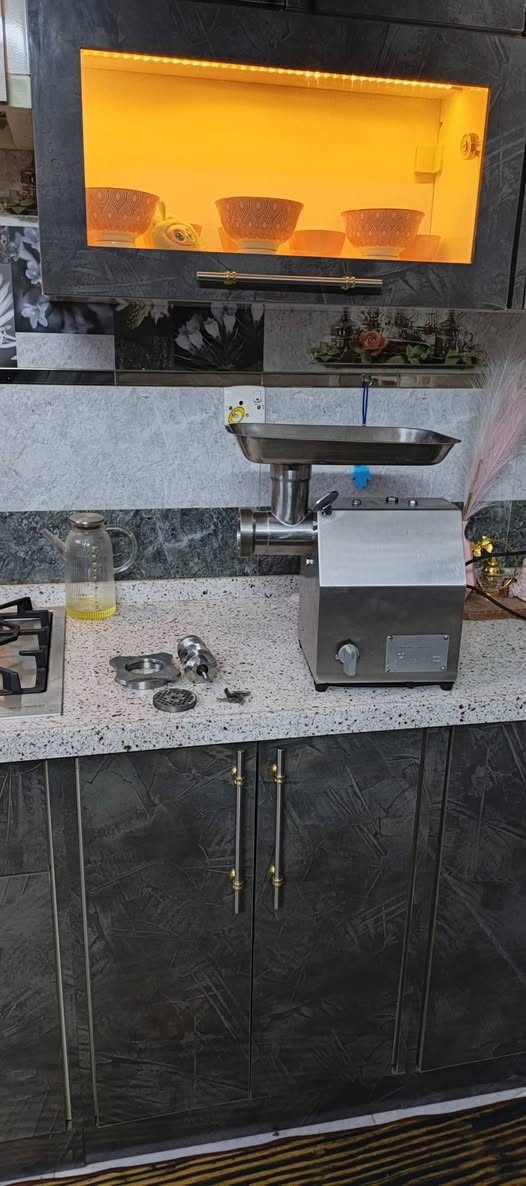 للبيع مثرامة لحم صناعية مو سوگية
ستل ستيل
وزنها ثقيل
وياها سكين عدد ٢
مصافي عدد ٣مختلف الأحجام 
للاستفسار
***********
