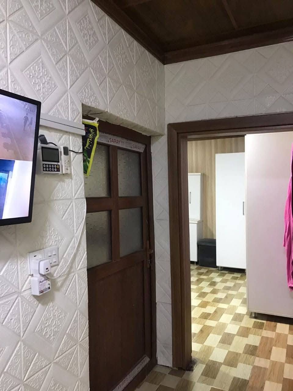 سلام عليكم بيت للبيع مساحته ١٠٠عن طريق المصرف العقاري مقدمه ٥٤ ومطلوب للمصرف ٧٢ والسعر الكلي ١٢٤ وهذا الرقم للتواصل ***********موقعه سايدين النصر يم مركز العروبه

