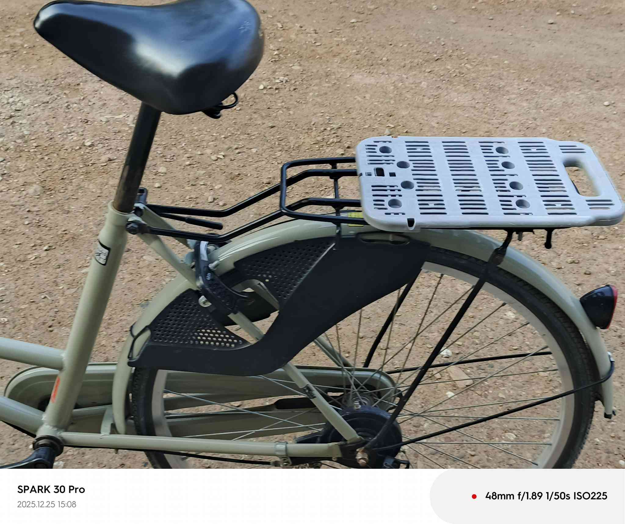 السلام عليكم بايسكل للبيع ياباني كرتون ياباني شرط النظافه 100/100 فول يجي وياه كاسحة  وعواية ولايت عدد 2 واحد وي العواية والثاني بلادي شرط الفحص الباسكل مستخدم 2يوم للاستفسار الاتصال على الرقم واتساب *********** مكان ميسان المشرح السعر 125وبي مجال وانا خادم للطيبين
