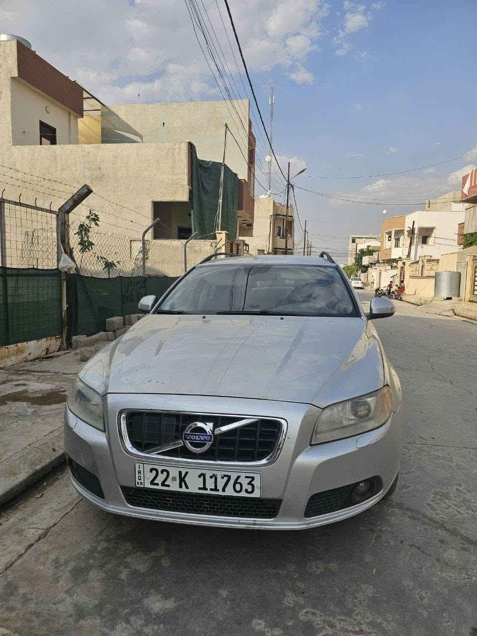 السلام عليكم  
 للبيع سيارة VOLVO  V70 
 محرك 5 سلندر 2500 تيربو  كير 7نمر 
السيارة ما ناقصة شي تبريد تدفئة كاملة رقم اربيل جديد وسنوية هزه جديدة مثل ما موضح بل صور 
السعر 90 وبيها مجال 
الاستفسار اكثر ***********
تايرات جدد(لاسا)
