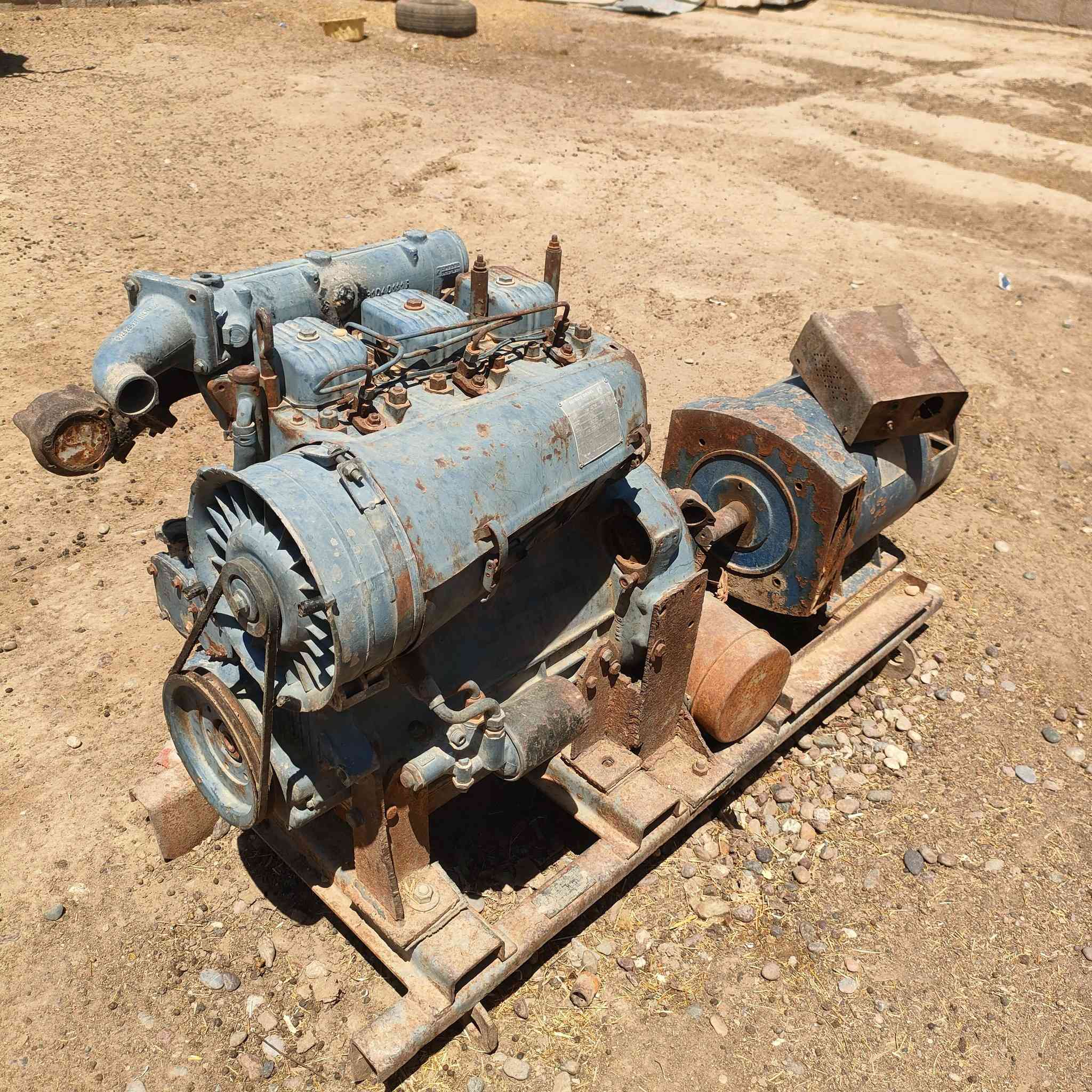 📢 إعلان بيع: مولد كهرباء ديزل دويز (Deutz Type)
المواصفات الفنية للمولد:

•نوع المحرك: محرك ديزل 3 أسطوانات (3 بستم).
•نظام التبريد: تبريد هواء (صحراوي) - يتميز بالتحمل العالي الأجواء الحارة دون الحاجة لراديتر أو ماء.

•القدرة التقريبية: يتراوح حجم التوليد لثلاثة بساتم في هذه الفئة بين 25 إلى 35 كافيا (kVA).

•نوع التشغيل: سلف كهربائي (مارش).التركيب: مثبت بالكامل على شاسي (قاعدة حديدية متينة) يجمع بين المحرك ورأس التوليد.

مميزات المولد:
•نظام ميكانيكي بالكامل: خالي من التعقيدات الإلكترونية، مما يجعل •صيانته سهلة وتوافر قطع غياره بكثرة في السوق.
•اقتصادي جداً: معروف بقلة استهلاك وقود الديزل مقارنة بالمحركات المبردة بالماء.
•تصميم عملي: مناسب جداً للمزارع، المواقع الإنشائية، والورش الصناعية، أو كمصدر طاقة احتياطي.
📞تفاصيل البيع والتواصل:
•حالة المعدة: مستعملة (على الفحص والمعاينة المباشرة في الموقع).
•السعر المطلوب: [900] وبي مجال
•موقع المعاينة:[الشرقاط-السلمان]. 
•للتواصل والاستفسار: [***********]
