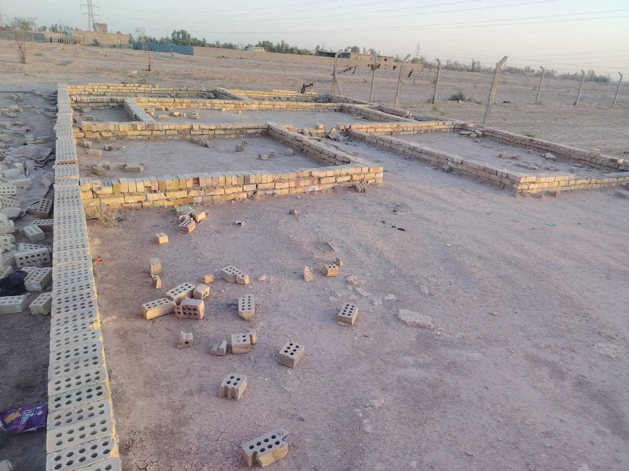 قطعت ارظ لبيع عله شارع كربلاء نجف عمود 244 قريبه عن شارع العام  استفسار ***********
