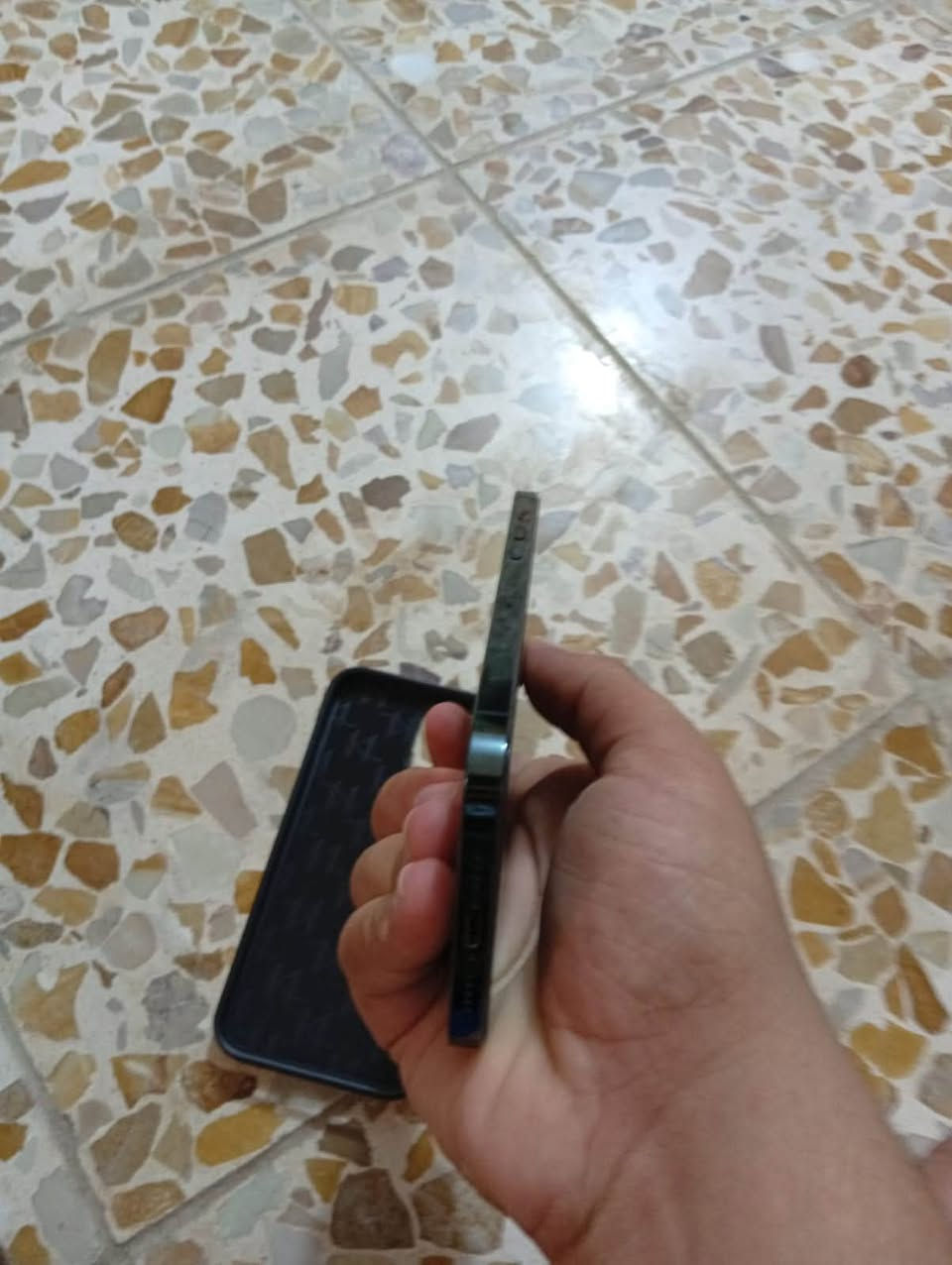 أيفون 12 برو ماكس شرق اوسط عربي  A/AA بلادي بلادي بلادي بي ثنين سلبيات فقطط
1 .بي كسر خفيف بضهر حسب ما موضح 
2.بي نقطه بشاشه ما مأثره ع لمس 
المكان بغداد مدينه الصد 
الرقم : ***********
