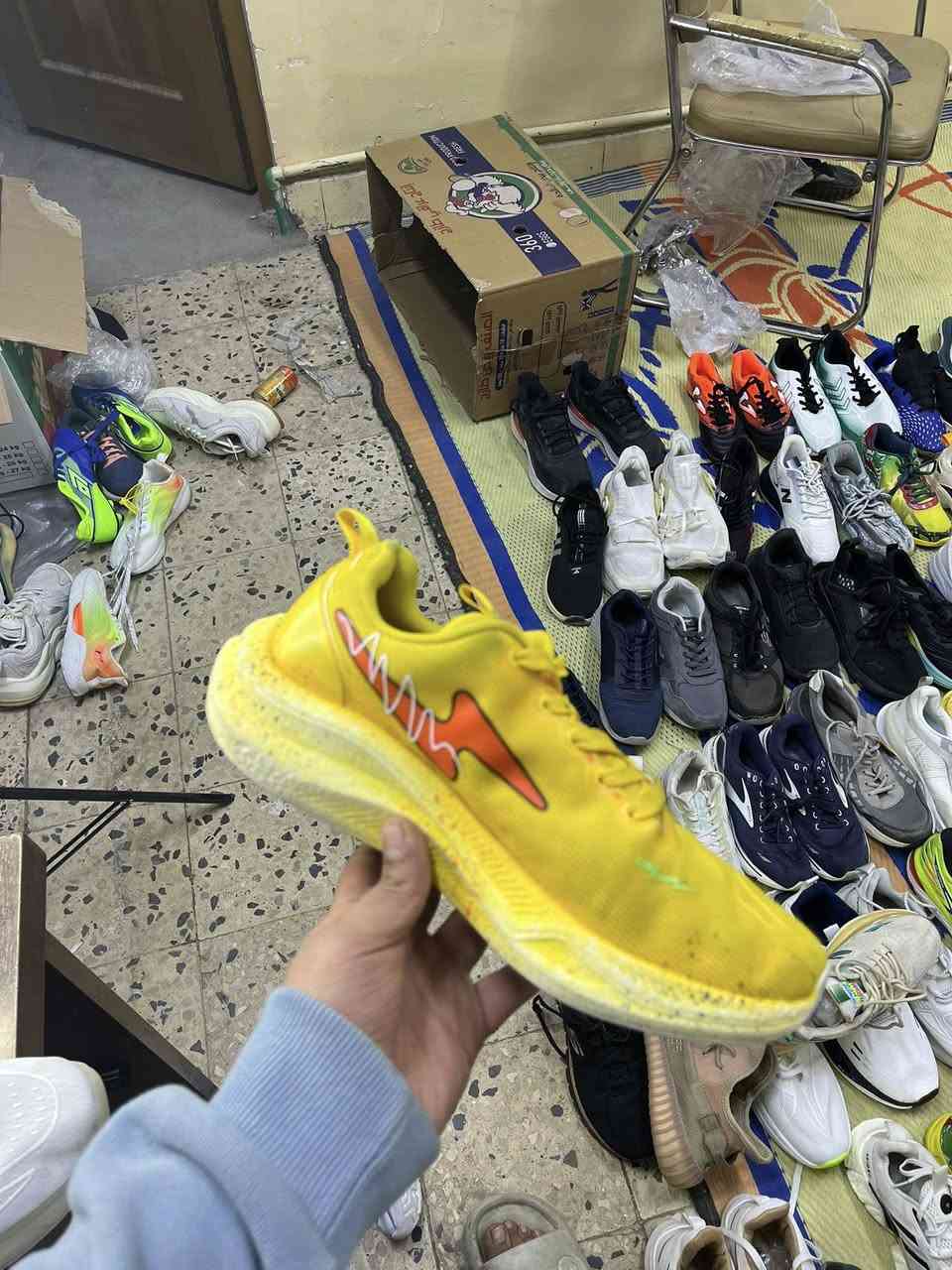 السلام عليكم شباب شلعه مال احذيه للبيع بيه فوك ١٥٠ قطعه كل القياسات موجوده من ٣٩ الى ٤٧ كل المركات موجده السعر مليون ونص العنوان بغداد الشعله شباب اي استفسار ادخلي على الوتساب مامتواجد فيس الرقم ***********
